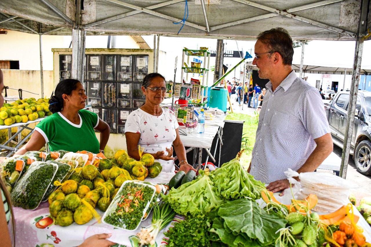 Leo de Brito entrega máquinas e implementos agrícolas para apoio à produção em Mâncio Lima